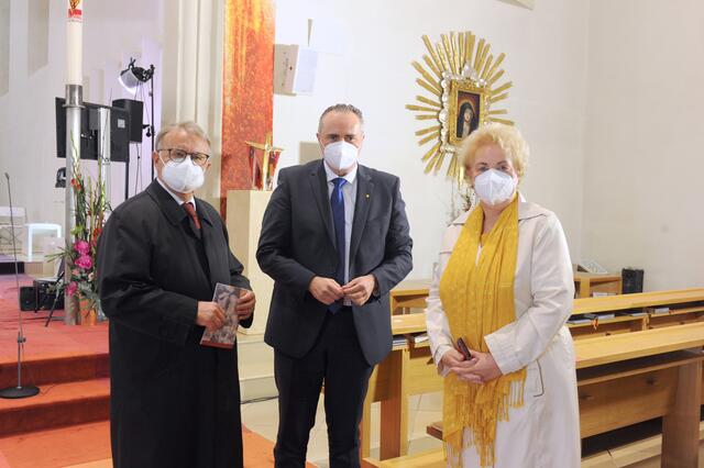 Landeshauptmann Hans Peter Doskozil mit Landeshauptmann a.D. Hans Niessl und Landtagpräsidentin Verena Dunst im Eisenstädter Dom 
 | Foto: LMS