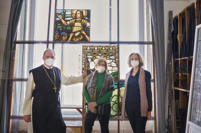 Abt Nikolaus Thiel (Leiter der Glaserei Schlierbach) gemeinsam mit Landesarchivarin Petra Weiss und Kunsthistorikerin Christina Wais-Wolf.