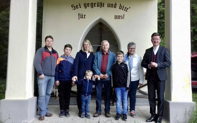 Familie Salzmann vulgo Karner mit Pfarrer Christoph Kranicki | Foto: G. Tatschl