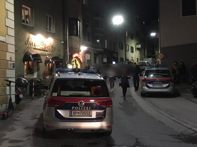 Polizei kontrollierte nicht nur die Corona-Regeln sondern entschärfte die gefährliche Verkehrssituation.