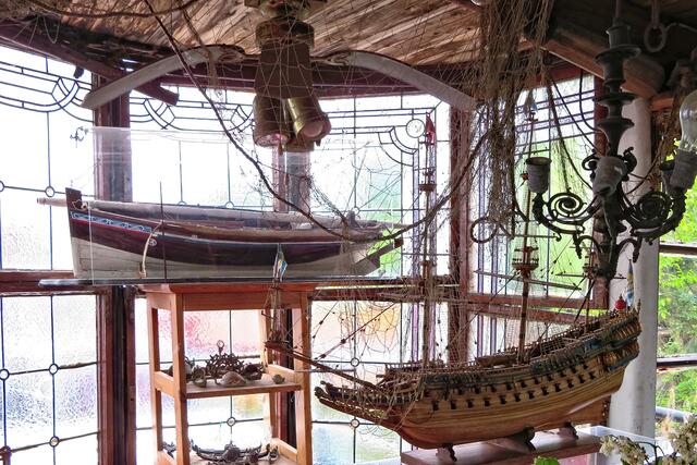 Da wurde viel zusammengesammelt, das mit Schifffahrt zu tun hat oder haben könnte. Ein Hauch von Marchfelder Hof ist zu spüren.