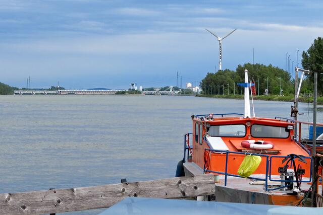 Am Horizont ist die Schleuse des Kraftwerks Freudenau zu erkennen, die ehemaligen Getreidesilos von Albern und das Windrad der Hauptkläranlage Simmering.