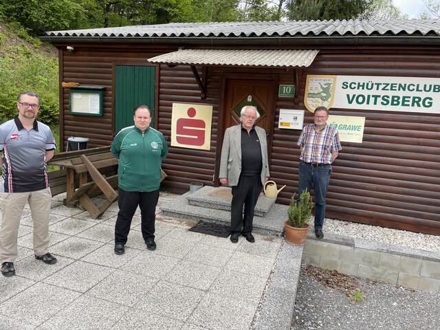 Richard Pail, Bernhard Frois, Walter Garreis und Peter Katholnig vor dem Vereinsgebäude in der Schießarena Zangtal | Foto: Wiedner