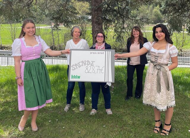 Sophia Trixl, Aleyna Atac und Projektleiterin Marita Gandler übergeben ihre Spende an 
Elfriede Unterluggauer und Tochter Anna (Verein Kaleidoskop).      Foto: HBLW Wirtschaftswerkstatt