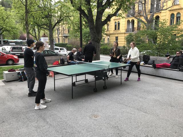 Ein mobiler Tischtennis-Tisch lädt jeden Donnerstag von 16-18h am Geidorfplatz zum Spielen ein.