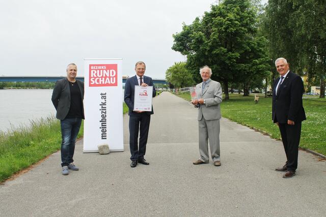 BezirksRundschau-Geschäftsstellenleiter Wolfgang Forstner, Landeshauptmann Thomas Stelzer, Preisträger Otto Arnezeder und Peter Aigner, Gebietsleiter der OÖ Versicherung AG. | Foto: Foto: Schütz