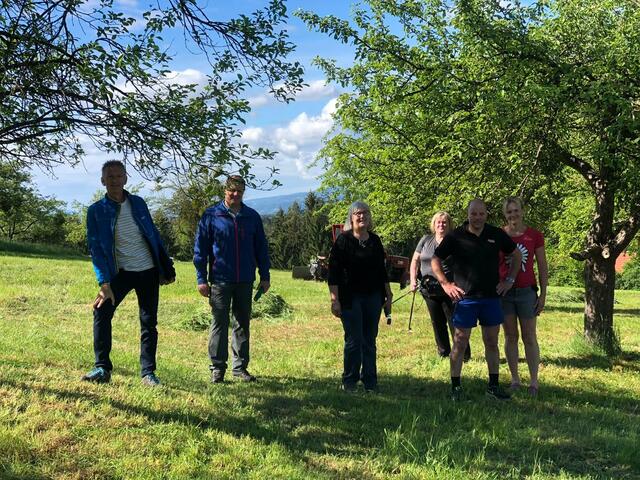 Zu einer ersten „Streuobst-Wanderweg-Besichtigung“ trafen sich Bgm. Stephan Oswald, Gemeinderat Andreas Schreiner, Amtsleiter Mag. Paul Kubin sowie Aloisia Klug-Kager, die das EU Leader-Projekt „Streuobst-Initiative St. Stefan ob Stainz“ begleitet.  | Foto: Gemeinde St. Stefan ob Stainz