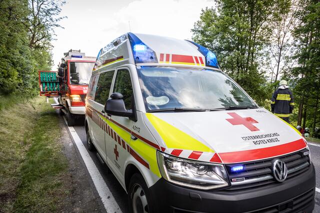 Der 18-jährige Steyrer wurde unbestimmten Grades verletzt und in das Pyhrn-Eisenwurzen Klinikum Steyr gebracht. | Foto: Team Fotokerschi.at/Bayer /Symbolfoto)