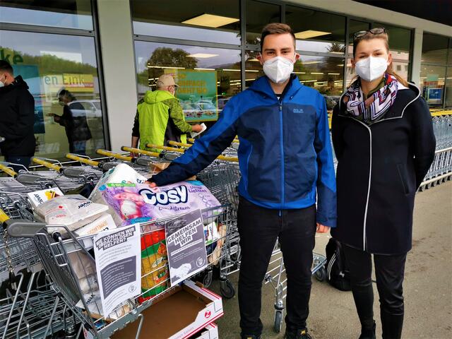 Julian Stadler und Claudia Dornhofer bei der Übergabe der Spenden an den Verein Wendepunkt Leoben.  | Foto: JG