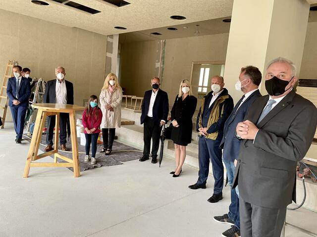 LH Hermann Schützenhöfer (r.) zu Besuch auf der Baustelle in Weißkirchen. | Foto: Verderber