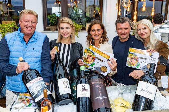 Die Gastgeber rund um Franz Grossauer (l.) präsentierten das Magazin.  | Foto: Werner Krug
