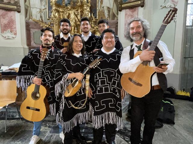 Die Musiker von Montevideo mit Juan Carlus Sungurlian (r.) spielten beim Pilgergottesdienst in Weiz. | Foto: Hofmüller (13x)