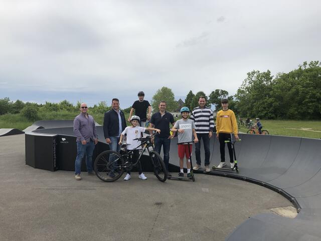 Bgm. Vojta, VBgm. Ruf, StR Kramer und GR Sailer bei der neu errichteten PumpTrack-Anlage in Seyring. | Foto: Stadtgemeinde Gerasdorf