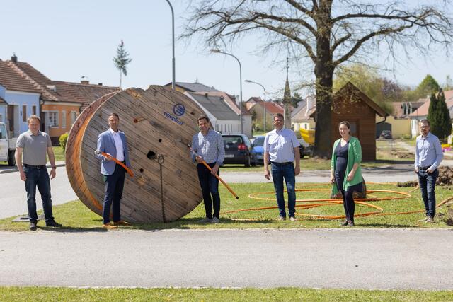 Projektleiter kabelplus Andreas Frühwirt, kabelplus Geschäftsführer Gerhard Haidvogel, Bürgermeister Andreas Nendwich, IT-Unternehmer und Vertriebspartner Bernhard Geist, Vizebürgermeisterin Cornelia Weiß, Gemeinderat für Infrastruktur Gernot Hofbauer