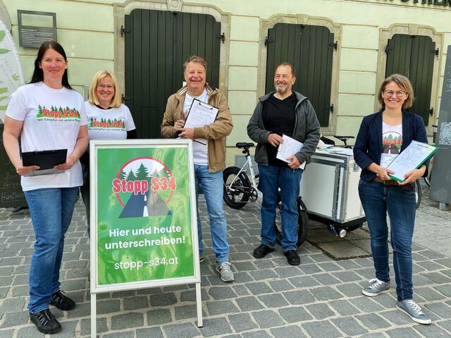 Romana und Maria Drexler, Niko Formanek, Walter Heimerl, Christina Engel-Unterberger beim Sammeln der Unterschriften