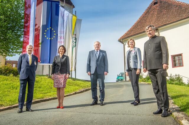 EU-Kommissar Johannes Hahn, Europaministerin Karoline Edtstadler, Landeshauptmann Hermann Schützenhöfer, Wissenschaftslandesrätin Barbara Eibinger-Miedl und Club Alpbach Steiermark-Vorsitzender Herwig Hösele (v.l.) beim Pfingstdialog 2021.  | Foto: Foto: Fischer
