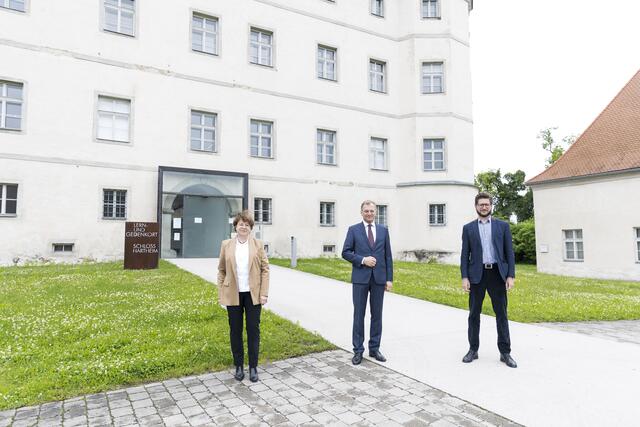 Brigitte Kepplinger, Thomas Stelzer, Florian Schwanninger vor dem Gedenkort Schloss Hartheim. | Foto: BRS
