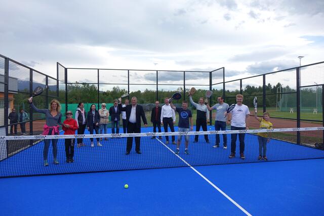 Bürgermeister Harald Bergmann, Stadtrat Christian Perschl sowie weitere Gemeinderäte, Funktionäre und Aktionäre des ATUS Sektion Tennis, Anlagenbetreuer Peter Ziegler, Padel-Trainer, Padel-Anlagenerbauer und weitere Gäste.