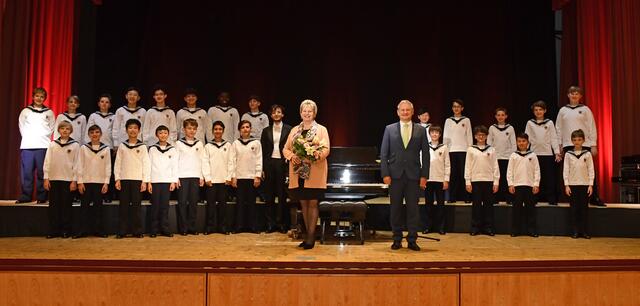 Beim Konzert der Wiener Sängerknaben waren natürlich auch Bürgermeister Christian Sander, Kulturreferentin Christine Holzer (beide am Foto) und Musikschuldirektor Prof. Mag. Klaus Steinberger dabei. | Foto: Stadtgemeinde Kindberg