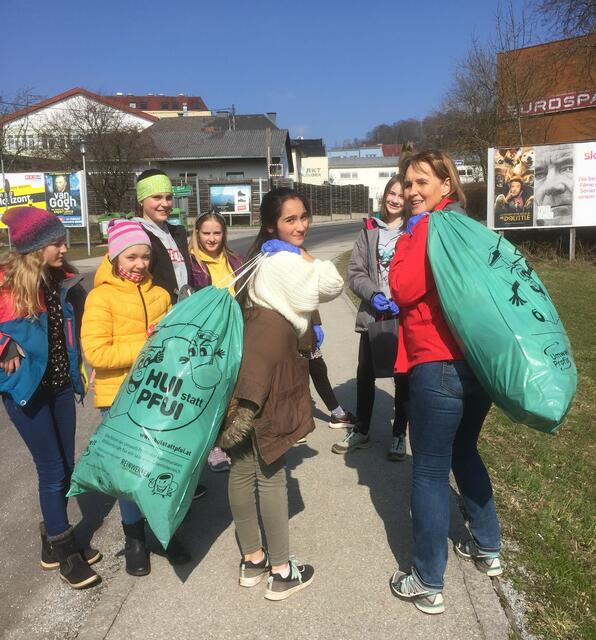 Fünf ganze Müllsäcke an achtlos weggeworfenem Müll sammelten schon alleine die Schülerinnen der 2a und 2b Klasse während des Turnunterrichts rund um das Eurospargelände und im Bereich des Busparkplatzes.  | Foto: MS Rohrbach