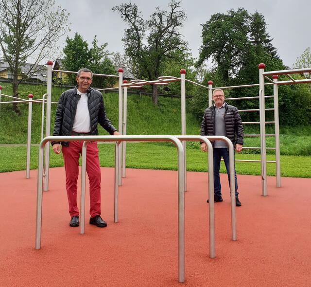 "Auch in Schlüßlberg würde eine Anlage für Übungen mit dem eigenen Körpergewicht (Calisthenics) gut passen“, sagen Ortschef Klaus Höllerl (l.) und Vizebürgermeister Mario Frank.