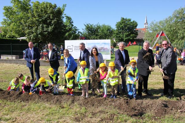 LH-Stv. Astrid Eisenkopf, LR Heinrich Dorner, LR Daniela Winkler, Bgm. Richard Hermann und Vzbgm. Harald Neumayer nahmen mit weiteren Ehrengästen den Spatenstich für einen neuen Kindergarten in Purbach vor. | Foto: Bgld. Landesmedienservice