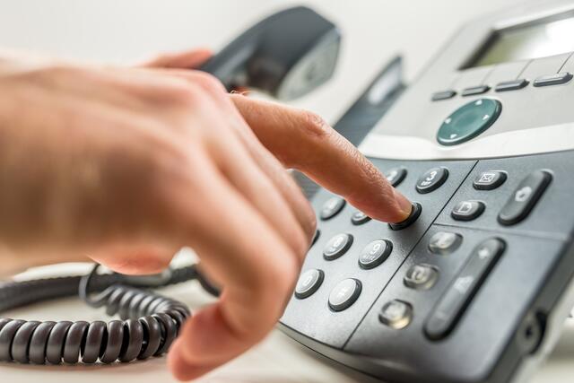 Die Täter geben sich am Telefon als Polizisten aus. Brechen Sie das Gespräch sofort ab.  | Foto: Archiv