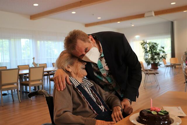 Die 100jährige Mama genießt die Umarmung von ihrem Sohn Wilhelm, und der "brave Bub" wohl ebenso.  | Foto: Edith Ertl