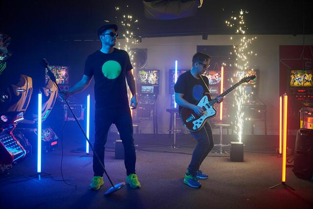 Wer Max Joule und Fred Ampere auf Instagram begleiten will, kann das hier tun: www.instagram.com/neovolt_official | Foto: Markus Gradwohl/Sony Music