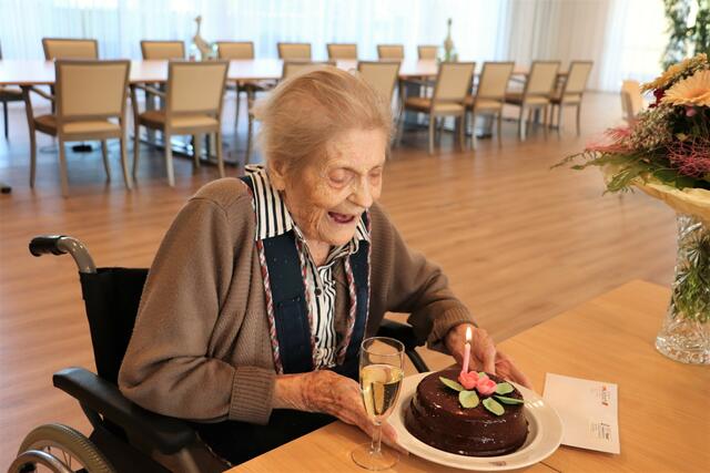 Eine Torte zum Geburtstag, das hatte sich Else Temmel auch zum 100er gewünscht.  | Foto: Edith Ertl