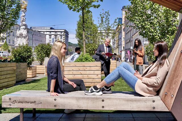 Sitzbänke und Bäume laden zum Verweilen ein. | Foto: Andreas Brugger