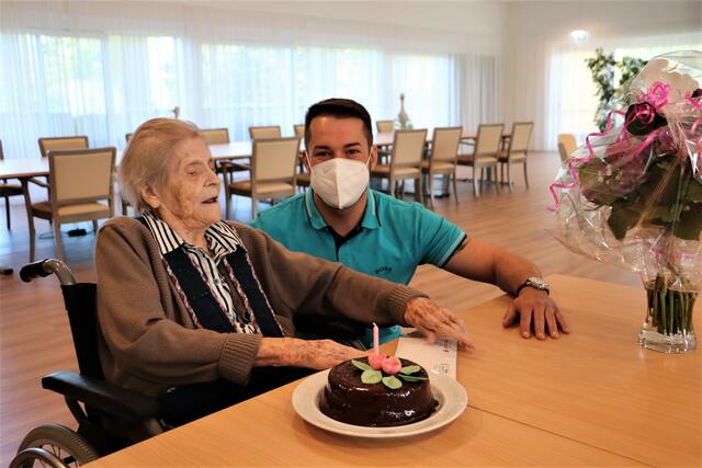 Pflegedirektor Markus Nentwig gratulierte herzlich zum 100. Geburtstag | Foto: Edith Ertl