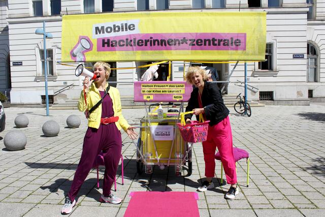 "Die Brutpflegerinnen" Susanne Preissl (li.) und Eva Puchner sind bis Ende Juni wieder mit Performances zu aktuellen Frauenthemen im öffentlichen Raum unterwegs
