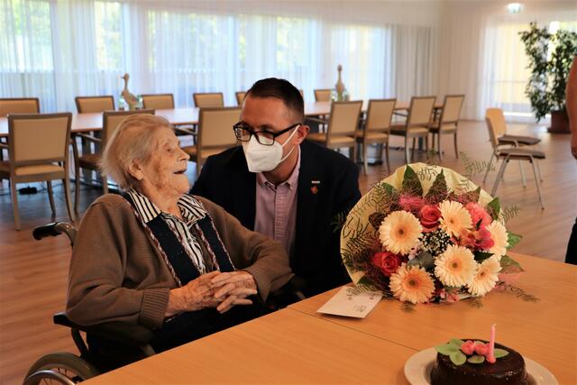 Bgm. Stefan Helmreich gratulierte Else Temmel zu ihrem 100. Geburtstag. | Foto: Edith Ertl