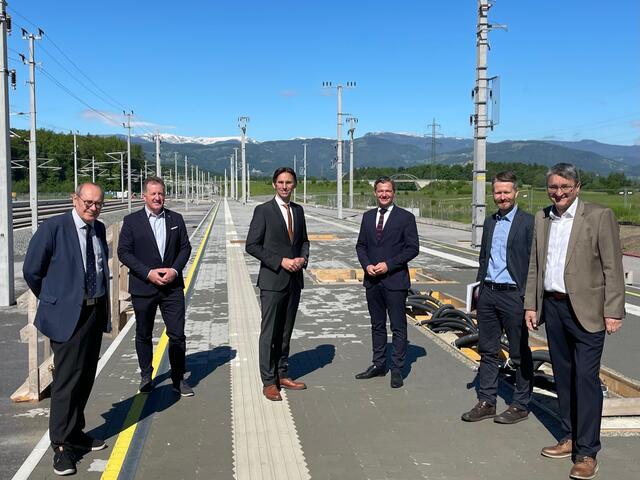 Am zukünftigen Bahnhof Weststeiermark: WKO-Obmann Manfred Kainz, NRabg. Johann Weber, NRabg. Joachim Schnabel, NRabg. Peter Weidinger, Geschäftsführer Lasse Kraack und Bürgermeister Alois Resch. 