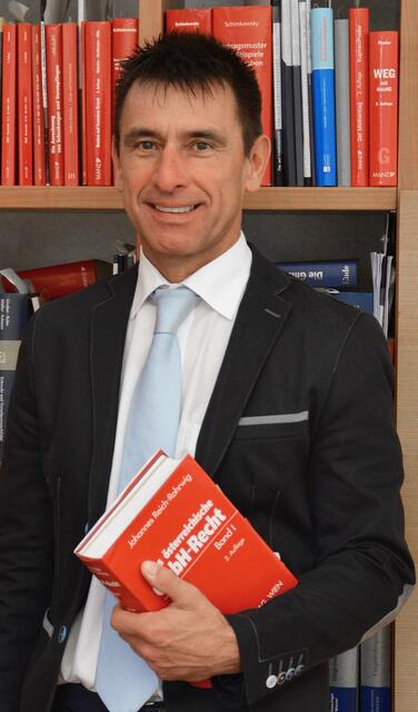 Notar Josef Reitter klärt im Zusammenhang mit Liegenschafts An- und Verkäufen auf.  | Foto: privat
