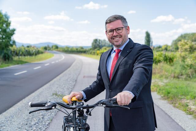 Landesrat Ludwig Schleritzko informiert über das geplante Radwegenetz.
