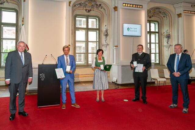 Bürgermeister a. D. Gerald Schmid (2. v. r.) erhielt das Große Ehrenzeichen des Landes. | Foto: Land Steiermark/Frankl