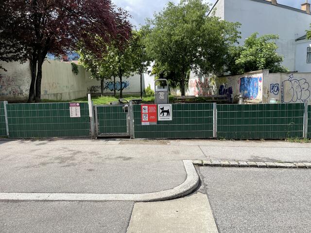 Die Hundezone in der Vierthalergasse sorgt immer wieder für Unmut bei Anrainern – wegen des Lärms. | Foto: Karl Pufler