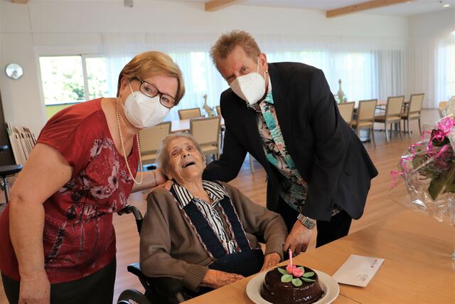 Johanna und Wilhelm Resmeyer mit der Mama, die am 26. Mai ihren 100. Geburtstag feierte.  | Foto: Edith Ertl