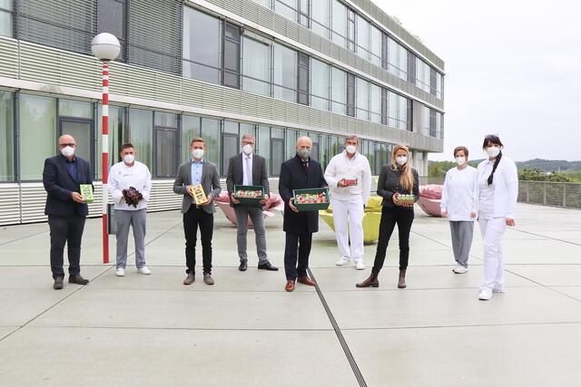 Fritz und Sebastian Rauer überreichten die gesunden Snacks mit den Landesräten Juliane Bogner-Strauß und Johann Seitinger. | Foto: Alfred Mayer