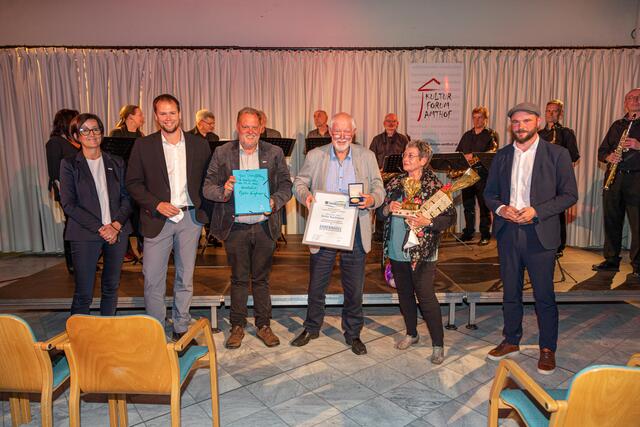 Andrea Pecile, Alexander Kröll, Martin Treffner, Dieter Kaufmann mit Gattin und Christoph Gräfling bei der Verleihung.  | Foto: pixelworld.at/Franz Unterberger
