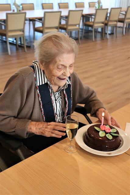 Über die Torte zum 100. Geburtstag freute sich Else Temmel ganz besonders. | Foto: Edith Ertl