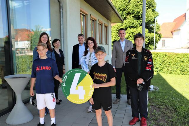 Christa Modl, Erich Gosch und Stefan Hermann (alle zweite Reihe) mit Jugendlichen aus Feldkirchen, die sich bei Points4Action engagieren. | Foto: Edith Ertl