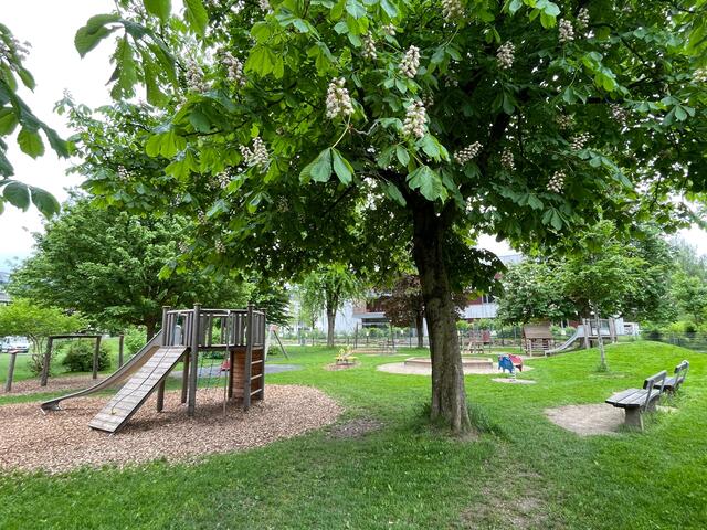 In Itzling bietet der Spielplatz und angrenzende Park viele Möglichkeiten zur Bewegung.