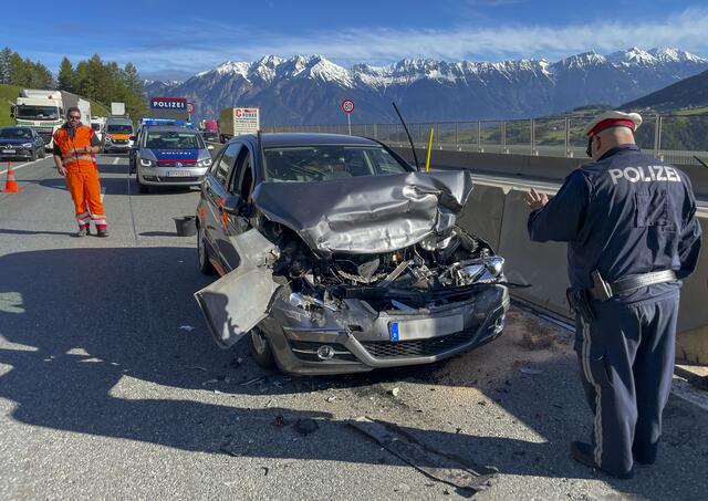 Im Einsatz standen Rettungskräfte, die Asfinag und Polizeistreifen. | Foto: zeitungsfoto.at