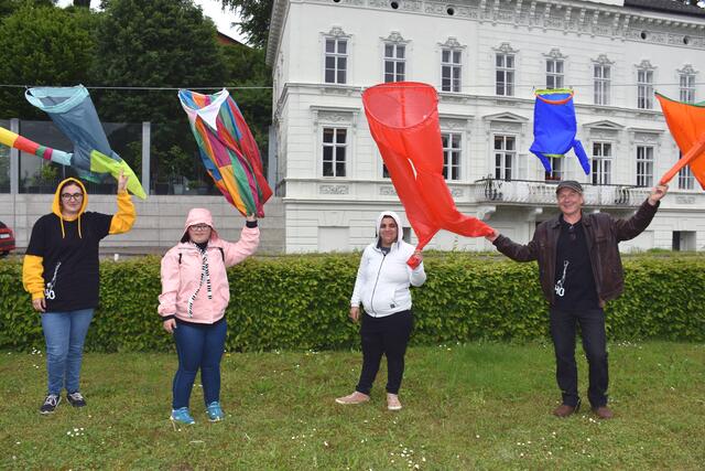 Unter dem Motto 'Was ist normal' wird die Stadt Grein zu einem Galerieraum. 40 Jahre Lebenshilfe Grein. Station 4: Windhose, Kai. Wenn einem ein rauer Wind entgegen bläst, gibt es auch Möglichkeiten, darauf zu reagieren.  | Foto: Robert Zinterhof