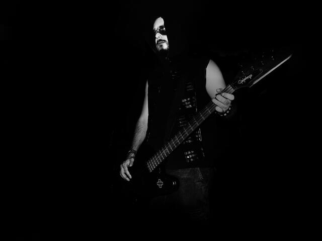 Treibende Drums, harte E-Gitarren, tiefer Bass, düstere Synth-Sounds und brutale Vocals prägen die Tracks von Jesajah. | Foto: Jesajah Archiv