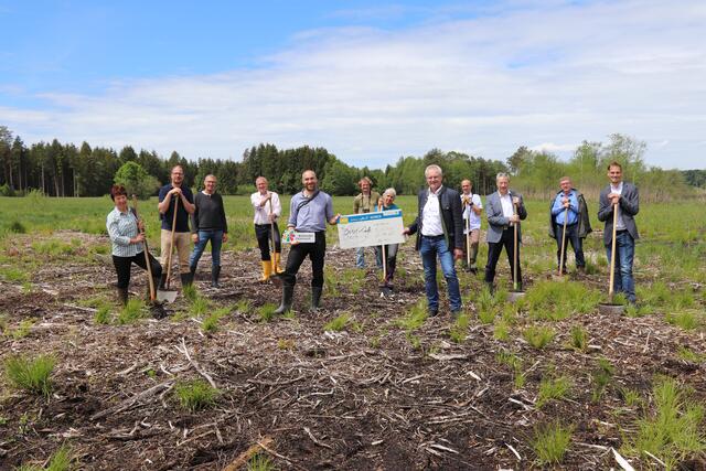 Das aufwändige Naturschutzprojekt konnte dank Spenden und vielen Helfern umgesetzt werden.
Am Bild:
2. von links: Sachverständiger für Natur- und Landschaftsschutz Bezirk Braunau Johann Reschenhofer   , Bürgermeister von Moosdorf Manfred Emersberger, Geschäftsführer Blühendes Österreich Ronald Würflinger, GF BirdLife Österreich und Vorstand Blühendes Österreich Gabór Wichmann, Gudrun Strauss-Wachsenegger Abteilung Naturschutz des Landes OÖ, LAbg und Obmann LEADER-Region Oberinnviertel-Mattighofen Ferdinand Tiefnig, Projektleiter BirdLife Österreich Hans Uhl, BILLA Vertriebsdirektor OÖ Josef Holzleitner, Bürgermeister Eggelsberg Christian Kager, Geschäftsführer LEADER-Region Oberinnviertel-Mattigtal Florian Reitsammer | Foto: Haindl
