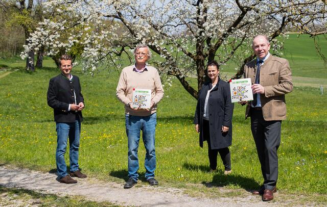 Präsentieren das neue Buch "300 Obstsorten" (v.l.): Verleger Rudolf Trauner, Autor Siegfried Bernkopf, Lektorin Birgit Prammer undn Agrar-Landesrat Max Hiegelsberger. | Foto: Land OÖ/Sabrina Liedl